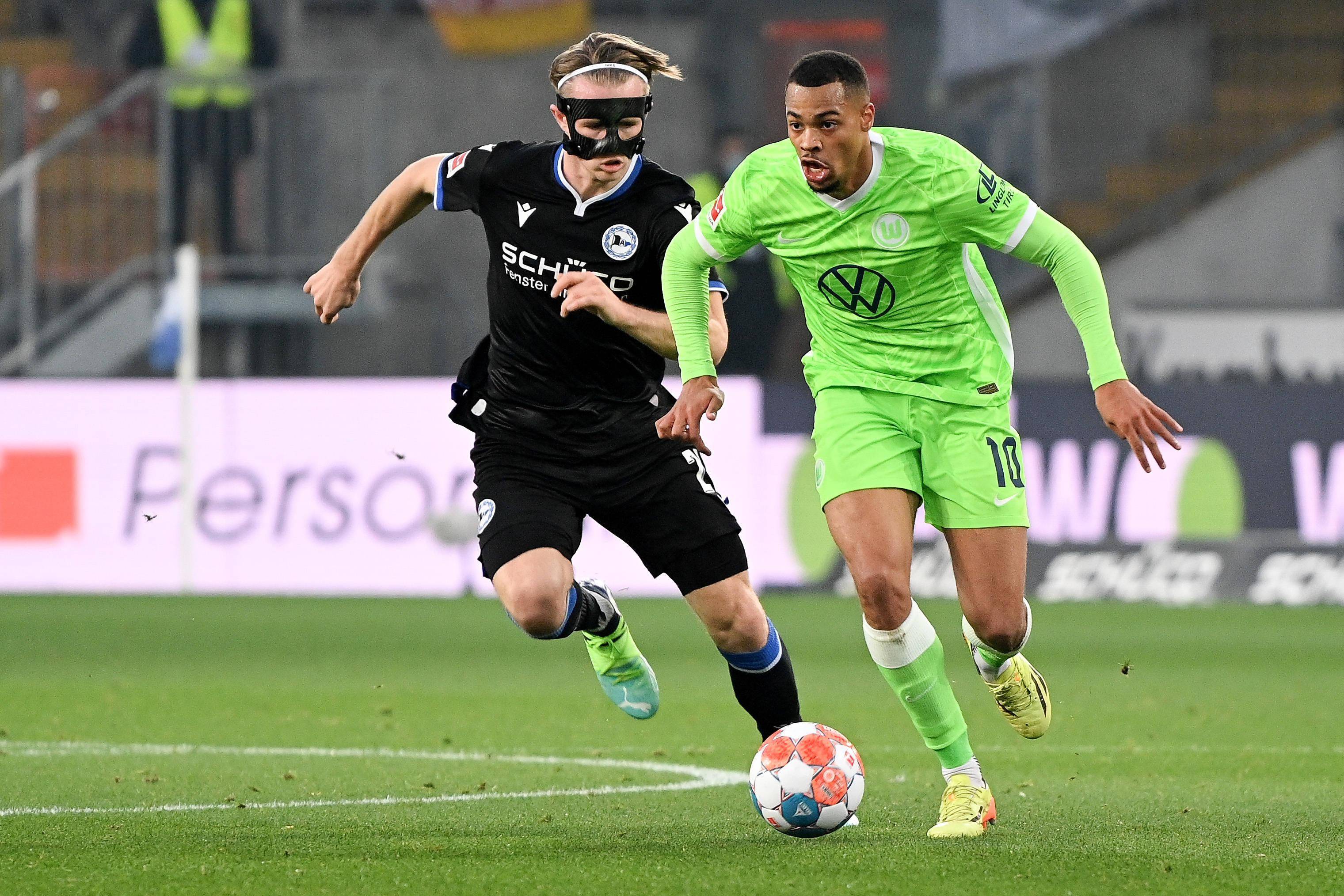 美因茨球员在比赛中受伤，需休养