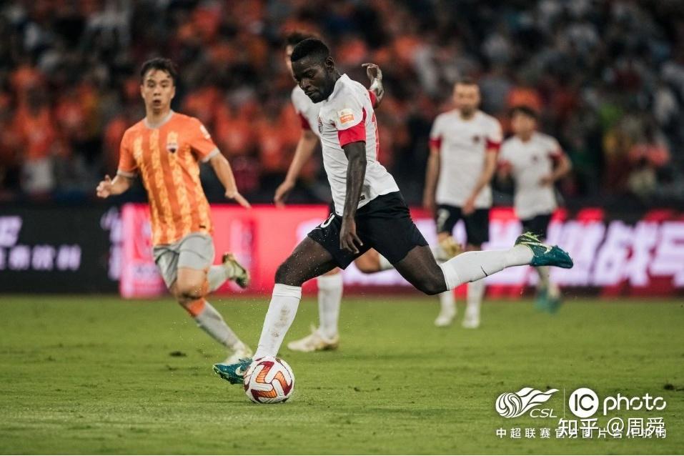 喀麦隆球员表现抢眼，荣膺球队最佳射手