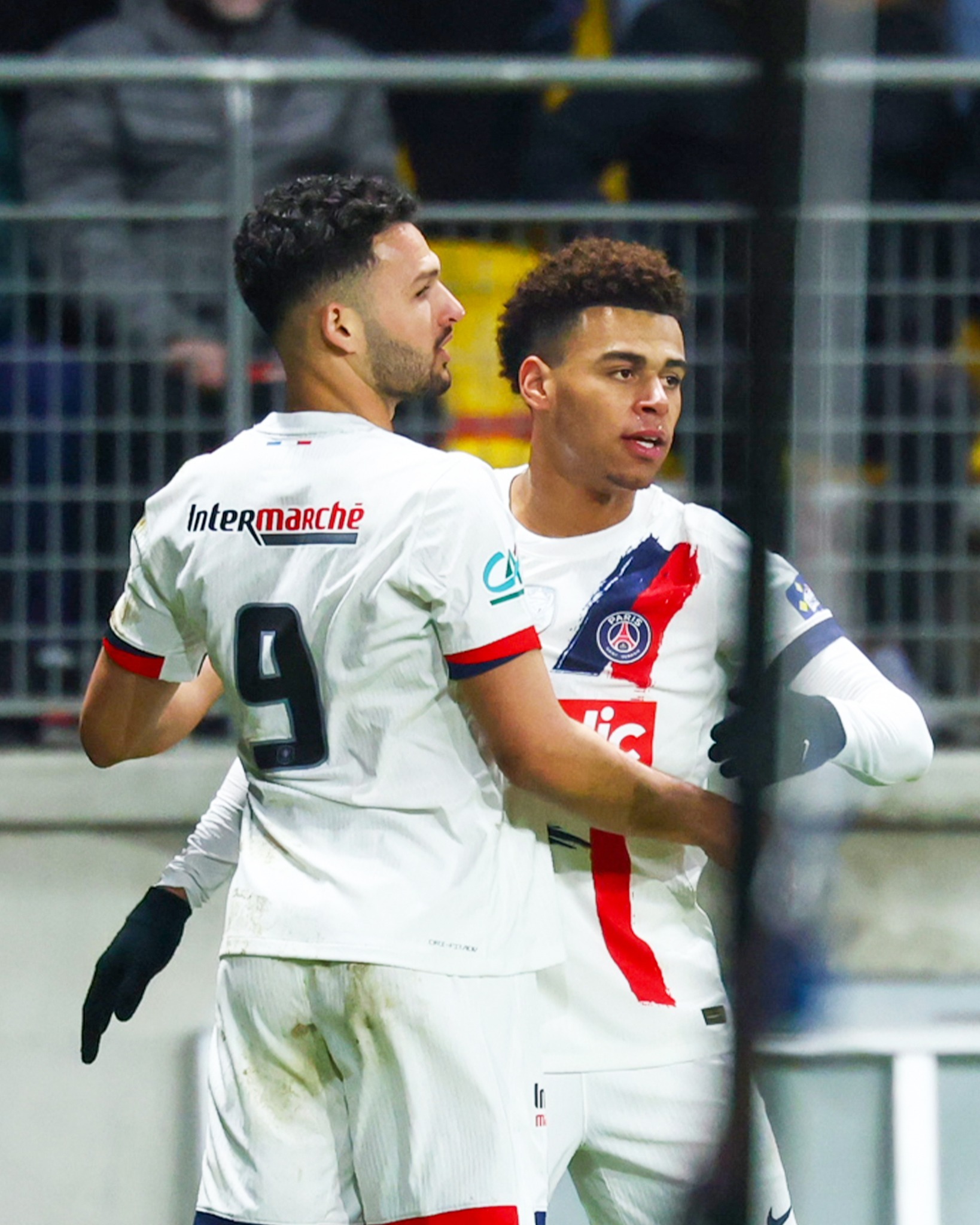 里尔与昂热对决，保持领先优势