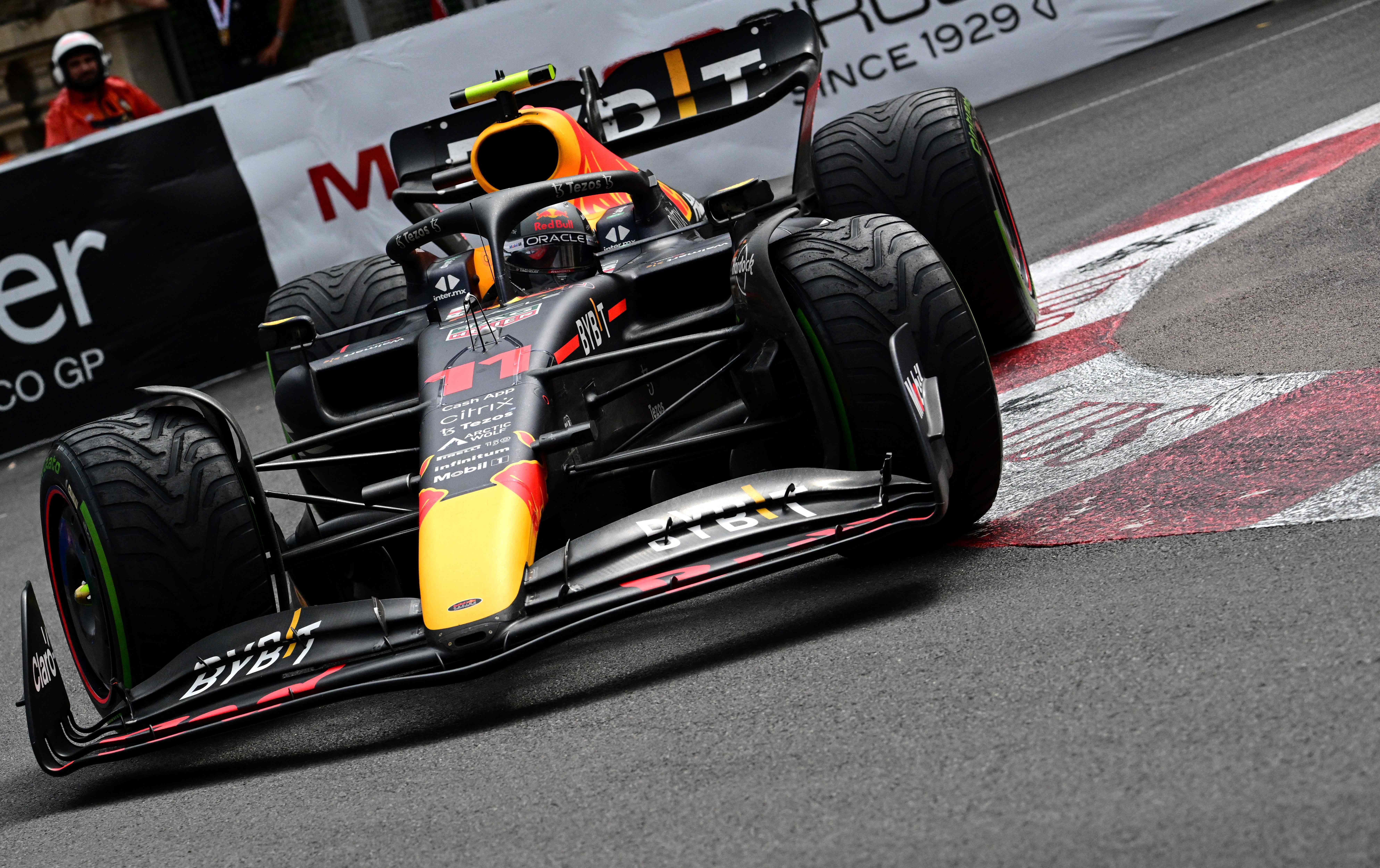 包含哈斯车队力克法拉利，佩雷兹统治全场的词条